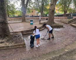 I ragazzi ripuliscono il parco Valente