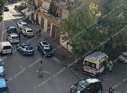 Aggredita in pieno centro. Presa a pugni dal compagno in auto