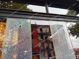 Sparano colpi a bordo di uno scooter contro Caffè Minotti. Indagini in corso