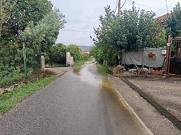 La tubazione perde acqua e in strada si forma un torrente
