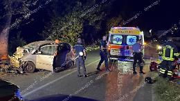 Perdono il controllo dell'auto e finiscono contro un albero: ferite due ragazze