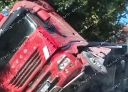 Perde il controllo del camion e finisce fuori strada. Soccorsi sul posto