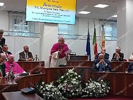Si insedia il nuovo vescovo: «Mi sento già a casa». Presente il ministro Crosetto