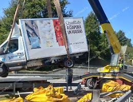Camion contro il guardrail all’ingresso dell’area di servizio: sul posto la polizia