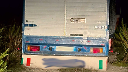 Beccati mentre scaricavano rifiuti speciali da un camion: denunciati 