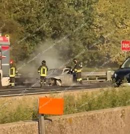 Auto in fiamme in autostrada. Sul posto i vigili del fuoco 