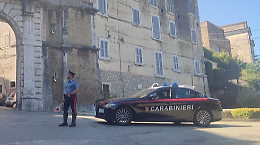 Aggredisce i clienti di un bar. All'arrivo dei carabinieri si scaglia contro di loro 