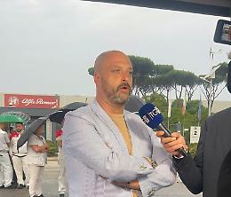 Le telecamere Rai davanti allo stabilimento Stellantis