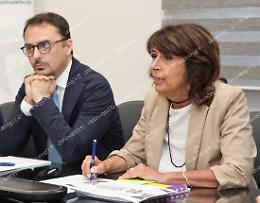 Lo scatto della politica. E il silenzio degli industriali