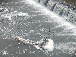 La schiuma bianca torna nel Fiume Liri 