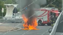 Auto in fiamme in strada: momenti di paura tra gli automobilisti
