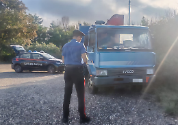Furto in una ditta edile: ritrovato un autocarro, si cerca un mini escavatore