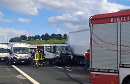 Scontro tra un tir e un camion in autostrada: soccorsi sul posto