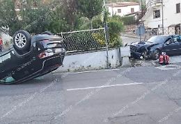 Scontro tra due auto, una si ribalta. Soccorsi sul posto