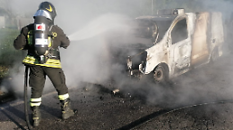 Furgone prende fuoco. Trasportava medicinali 