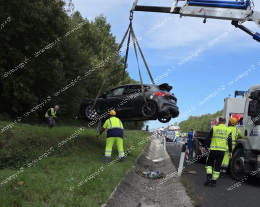 Auto si ribalta in A1. Paura per una famiglia tedesca