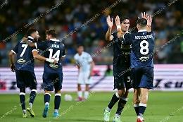 Il Frosinone ne fa cinque e vola primo