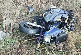 Un motociclista esce fuori strada: necessaria l'eliambulanza