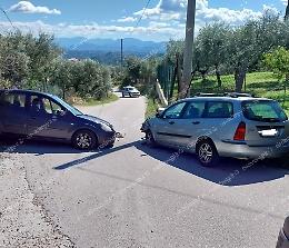 Incidente tra due auto: tre persone coinvolte 