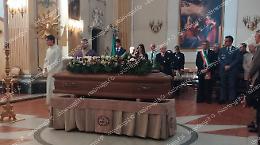 Chiesa gremita per l'addio all'amato preside Peppino Grossi
