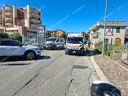 Incidente tra un'auto e una bici elettrica: ferito un uomo 
