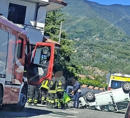 Si ribalta con l'auto e finisce su un veicolo in sosta: ferita un'anziana