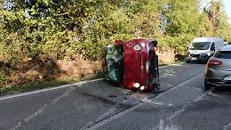 Paura sulla Casilina. Perde il controllo dell'auto e si ribalta
