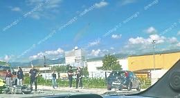Scontro fra auto e moto. Soccorsi sul posto
