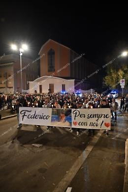 Fiaccole e commozione, in 500 per Federico Salvagni