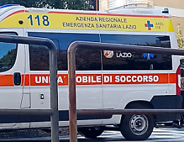 Donna investita sulle strisce pedonali: sul posto l'ambulanza
