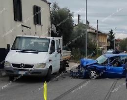 Incidente tra un'auto e un furgone: un ferito