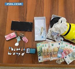 Hashish e cocaina in casa: arrestato dalla polizia