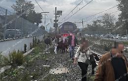 Fermata mancata nella stazione: passeggeri fatti scendere fuori dalla banchina 
 
