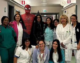 All'ospedale Spaziani arriva... Spiderman! La visita speciale al reparto di Pediatria