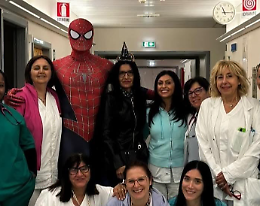 All'ospedale Spaziani arriva... Spiderman! La visita speciale al reparto di Pediatria