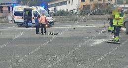 Perde il controllo del veicolo e finisce contro le auto in sosta: danneggiati sette mezzi