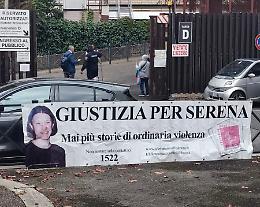 "Giustizia per Serena": uno striscione affisso fuori dal tribunale