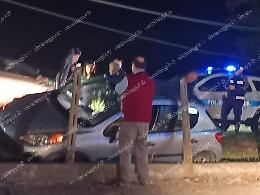 Auto in una cunetta in via Sabatino: sul posto 118 e polizia locale 