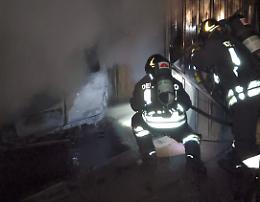 Incendio in un box: a fuoco auto e attrezzature agricole