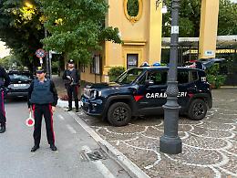 Sorpreso a rubare aggredisce i carabinieri con calci e pugni: arrestato 