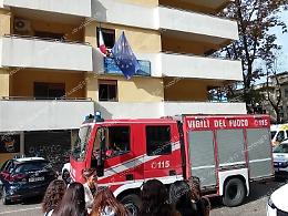 Prima assaltano il "Maccari", poi l'istituto "Angeloni" e  aggrediscono il bidello 