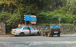 Scontro tra due auto nei pressi del cimitero