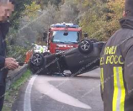 Auto ribaltata in strada: sul posto vigili del fuoco e 118 