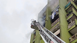 Le fiamme partite da un alloggio non assegnato: il sospetto  degli abusivi