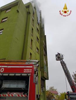 Incendio in via Mola Vecchia, quattro case inagibili