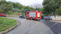 Scontro tra due auto: una donna finisce in ospedale 