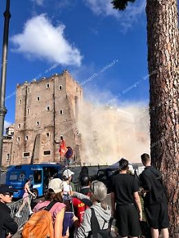 Nuovo crollo nella Torre dei Conti. Si scava sotto le macerie