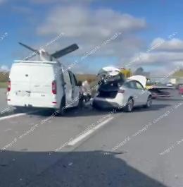 Incidente in autostrada: scontro due auto e un furgone