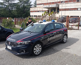 Schiaffi e spintoni contro la moglie: scatta il braccialetto elettronico per un uomo di 46 anni 