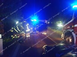 Scontro tra due auto lungo la via Leuciana: una si ribalta